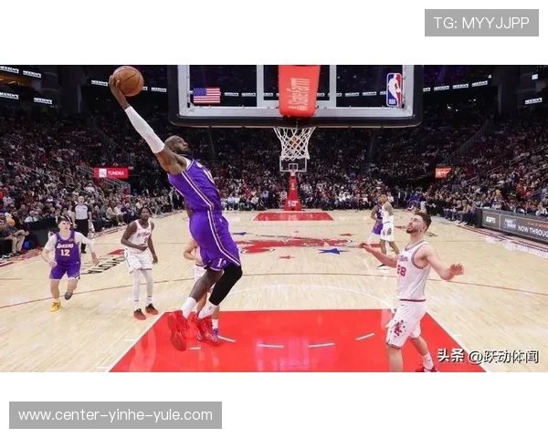 詹姆斯关键三分助湖人逆转快船锁定季后赛席位